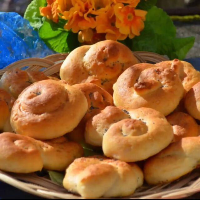 Jidáši bez lepku 
30 g rozpuštěného másla (nebo rostlinného tuku)
50 g bezlepkové směsi samokypřicí Doves Farm
200 g bezlepkové směsi NUTRIFREE Mix per Pane
12 g čerstvého droždí
50 ml vlažného mléka (rostlinného mléka) na kvásek
špetka soli
1 lžíce psyllia
200 ml vlažného mléka (na psyllium)
70 g kokosového cukru nebo (60 g jiného sladidla – třtinový nebo krystalový cukr)
1 lžička vanilkové pasty nebo vanilkového cukru

Z uvedeného množství ingrediencí připravíme cca 10 jidášků.

Na potření použijeme celé rozšlehané vejce a na posypání mák nebo lněné semínko.

Z droždí, cukru a 50 ml vlažného mléka necháme vzejít kvásek, který bude bublat nebo bude mít čepičku. Do další mísy nalijeme 200 ml teplého mléka, do kterého přidáme 1 lžíci psyllia. Ponorným mixérem rozmixujeme, aby vznikla hustá gelová konzistence. Poté přidáme ostatní suroviny a vše vyhněteme. Rozpuštěné máslo dáváme v polovině hnětení těsta.

V zakryté misce (igelitem, poklopem, víkem) těsto kyne cca 50 minut. Poté si ho dáme na pomoučený stůl a překládáme od kraje ke středu, pootočíme o 90 stupňů a popřekládáme zase od kraje ke středu, abychom z těsta vymačkali přebytečný vzduch. Mouku přidáváme, jen co je nutné.

Těsto rozdělíme na 10 bochánků. Z každého uděláme tenký váleček o průměru cca 1cm a tvarujeme nebo motáme do různých tvarů. Necháme cca 20 minut dokynout na pečicím papíru na plechu (zakrytém igelitem nebo čistou utěrkou, ať neoschnou).

Mezitím rozpálíme troubu na 230 °C, dolů dáme ještě jeden starý plech nebo pekáč na vodu. Jakmile je trouba rozpálená, jidášky pomašlujeme rozšlehaným vajíčkem s mlékem a posypeme mákem. Na starý rozpálený plech nalijeme vařící vodu, aby v troubě vzniklo hodně páry. Jidášky vložíme do trouby a takto pečeme 5 minut, aby došlo k zapaření.

Po 5 minutách je třeba vyndat spodní plech nebo pekáček s vodou, vyvětrat páru a snížit teplotu na 200 °C. Pečeme cca 20–30 minut, je potřeba to pohlídat. Správně upečené jidášky poznáme tak, že na poklep zní dutě a mají pěknou barvu na vrchní i spodní části.
#bezgluten #bezlepku #glutenfree #bezlepkovadieta #glutenfreeblogger #glutenfreelife