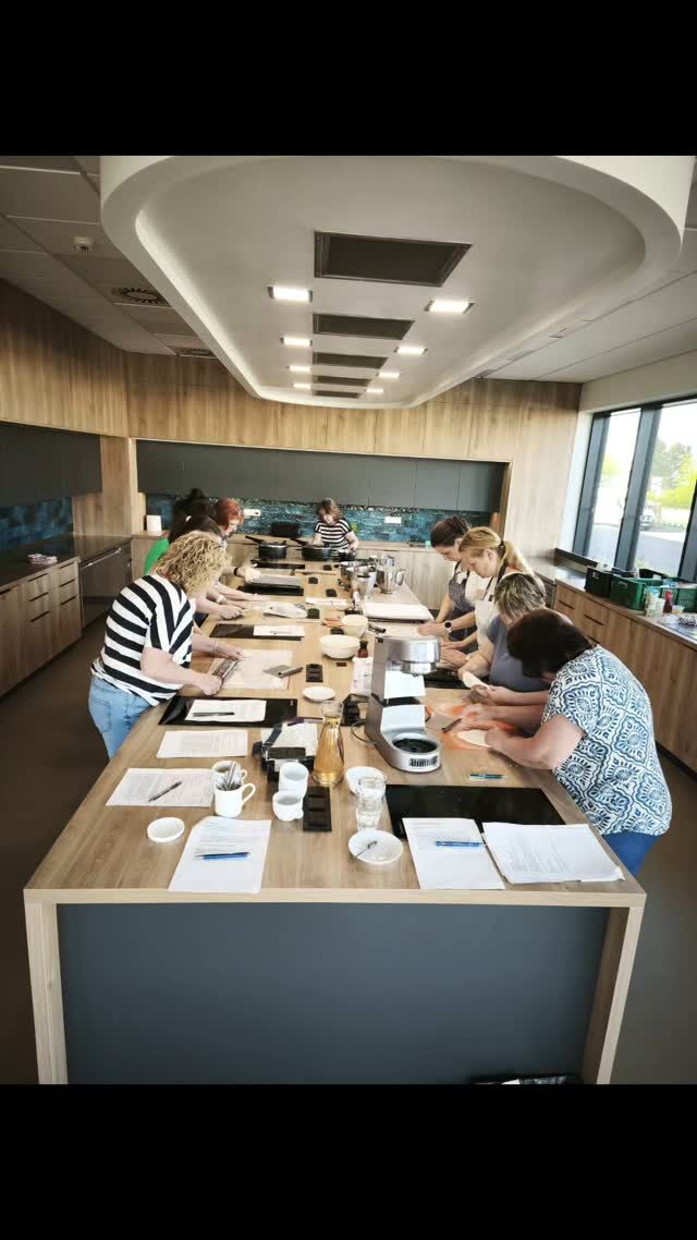 Včerejší kurzovani v Kopřivnici v profi zázemí firmy @remoska_official 
Děkuji za zázemí a Vám za neustálý zájem. Další kurz se zde bude konat 4.6.
Seznam dalších kurzů zde: https://bezlepkove.com/category/bezlepkove-kurzy/
#bezlepku #glutenfree #celiakie #glutenfree #bezlepkovadieta #bezlepkove #glutenfreeblogger #freefromgluten #foryou #singluten #koprivnice #remoska #bezlepkovevladenahalatova #course #glutenfreecourse #foodlover #dietfood