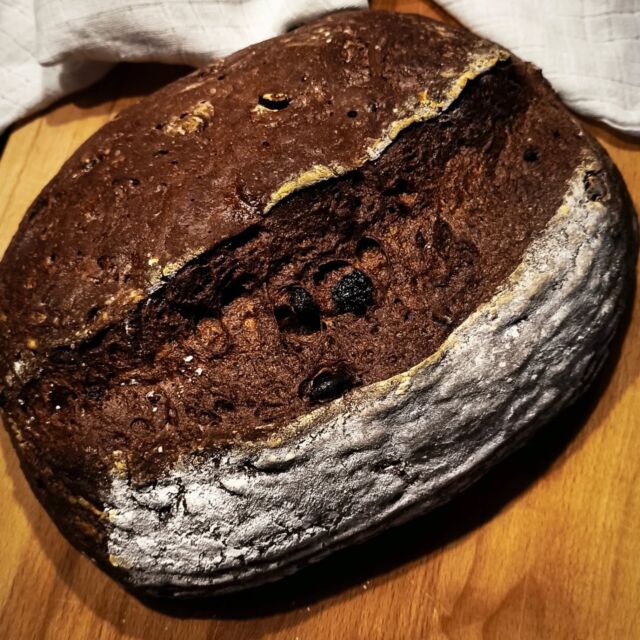 Zítra se na Vás těším v @dobrerano_official kde si ukážeme jak  připravit bezlepkový chleba s čokoládou. Krok za krokem, jak má vypadat kynuté těsto, jak správně poprekladat, jak vložit do ošatky a upéct. V 6 h na ČT1.
#bezlepkovevladenahalatova #bezlepku #bezlepkovadieta #glutenfree #čokolada #dobrerano #ceskatelevize #jdemenato #drztepesti #bezgluten #freefromgluten #glutenfreeblogger #celiakie #coeliac #coeliacdisease #pecempecem