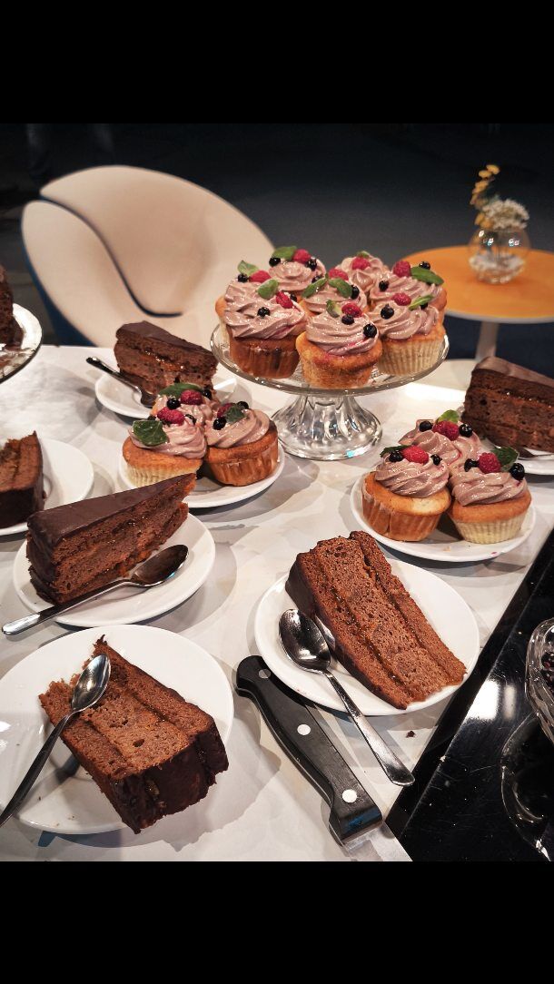 Včerejší návštěvu v @dobrerano_official děkuji 
Pekla jsem čokoládový chleba z ošatky, cupcakes ze šlehaného podmáslí s kousky čokolády a oblíbený Sacher dort, vše samozřejmě bez lepku.
Recepty během víkendu přidám na blog www.bezlepkove.com.
Celý záznam ze živého vysílání zde:
https://www.ceskatelevize.cz/porady/10435049455-dobre-rano/325291310020043/
#bezlepku #glutenfree #celiakie #bezlepkovadieta #bezlepkove #glutenfreeblogger #freefromgluten #foryou #glutenfreelife #singluten #dobrerano #dnespecu #cokolada #čokolada #zivevysilani #ceskatelevize