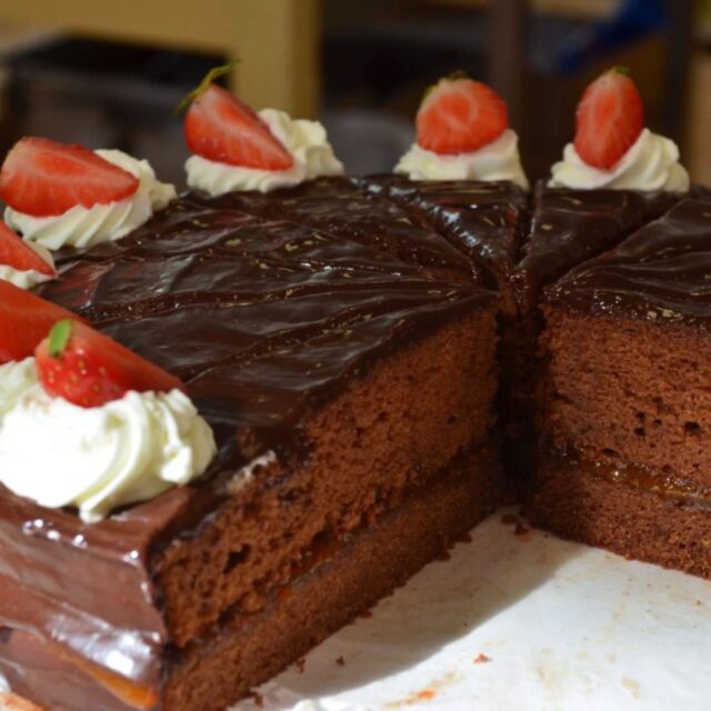Píšete si o recept na Sacher dort bez lepku, který jsem pekla v Dobrém ránu, tak zde ho posílám ❤️
120 g vysokoprocentní čokolády
120 g másla BohemilkOpočno (nebo bezmléčného tuku)
20 g cukru moučka
6 vajec
120 g cukru krupice
120 g bezlepkové mouky samokypřicí Freee Doves Farm modrá holubička
cokoládová poleva

Náplň:
meruňková marmeláda
Šlehačka na ozdobení

Čokoládu rozpustíme s máslem ve vodní lázni. Po rozpuštění a zchladnutí přidáme cukr moučka a žloutky, vše vyšleháme do pěny. Z bílků a krupicového cukru ušleháme tuhý sníh. Obě hmoty opatrně spojíme a vmícháme mouku. Formu vymažeme tukem a vysypeme moukou. Pečeme asi 50 minut při 180 °C. Vychladlý korpus vyklopíme z formy a dvakrát nebo jednou vodorovně rozkrojíme na tři nebo dva stejné díly. Všechny díly potřeme marmeládou. Boky i vrchní díl polijeme čokoládou. Můžeme přidat kopečky šlehačky.

Odkaz na živé vysílání: KURZ PEČENÍ SACHER DORTU ZDARMA

Odkaz na přípravu Sacher dortu v pořadu České televize Dobré ráno
#bezlepku #glutenfree #glutenfreecake #glutenfrei
#glutenfreeblogger
#glutenfreerecipes